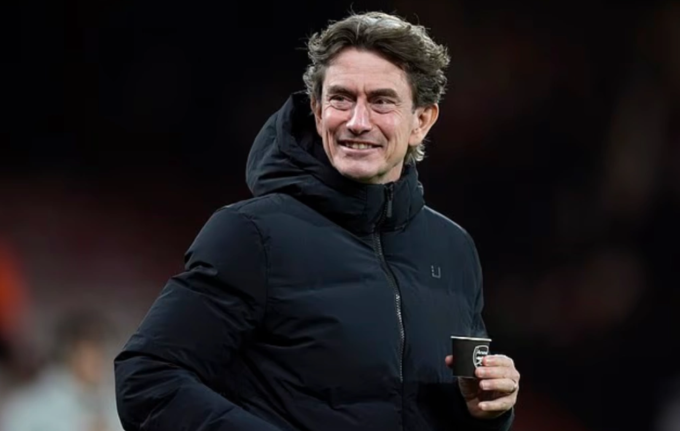 HLV Thomas Frank cầm cốc in logo Arsenal trước trận Tottenham thua 2-3 trên sân Bournemouth ở vòng 21 Ngoại hạng Anh ngày 7/1. Ảnh: PA Wire