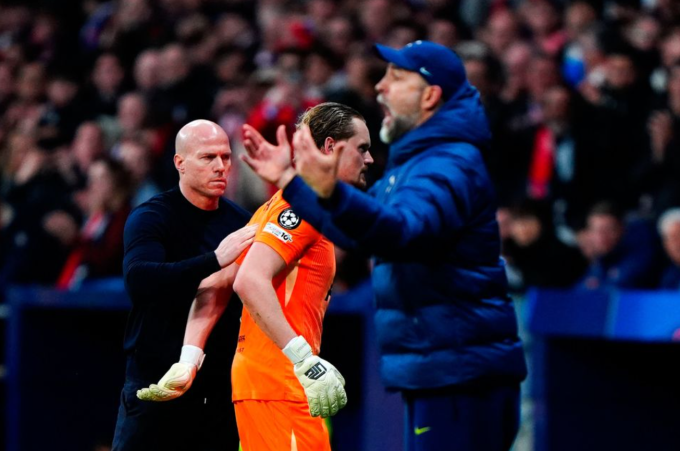 HLV Igor Tudor phớt lờ Antonin Kinsky khi rút anh khỏi sân trong trận Tottenham thua Atletico 2-5 ở lượt đi vòng 1/8 Champions League ngày 10/3/2026. Ảnh: PA Wire