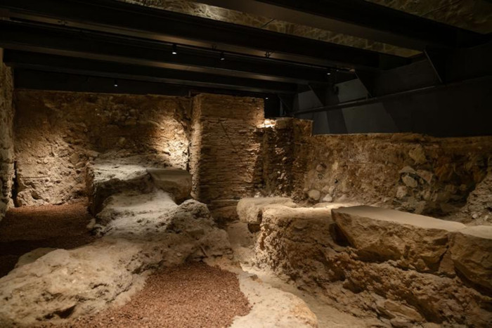 Sửa thang máy, lọt vào thế giới 2.000 năm trước dưới hầm khách sạn- Ảnh 1.