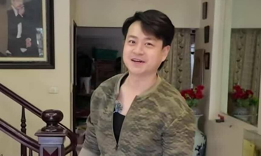 Con trai NSND Hoàng Dũng đưa đồng nghiệp về thăm mộ bố