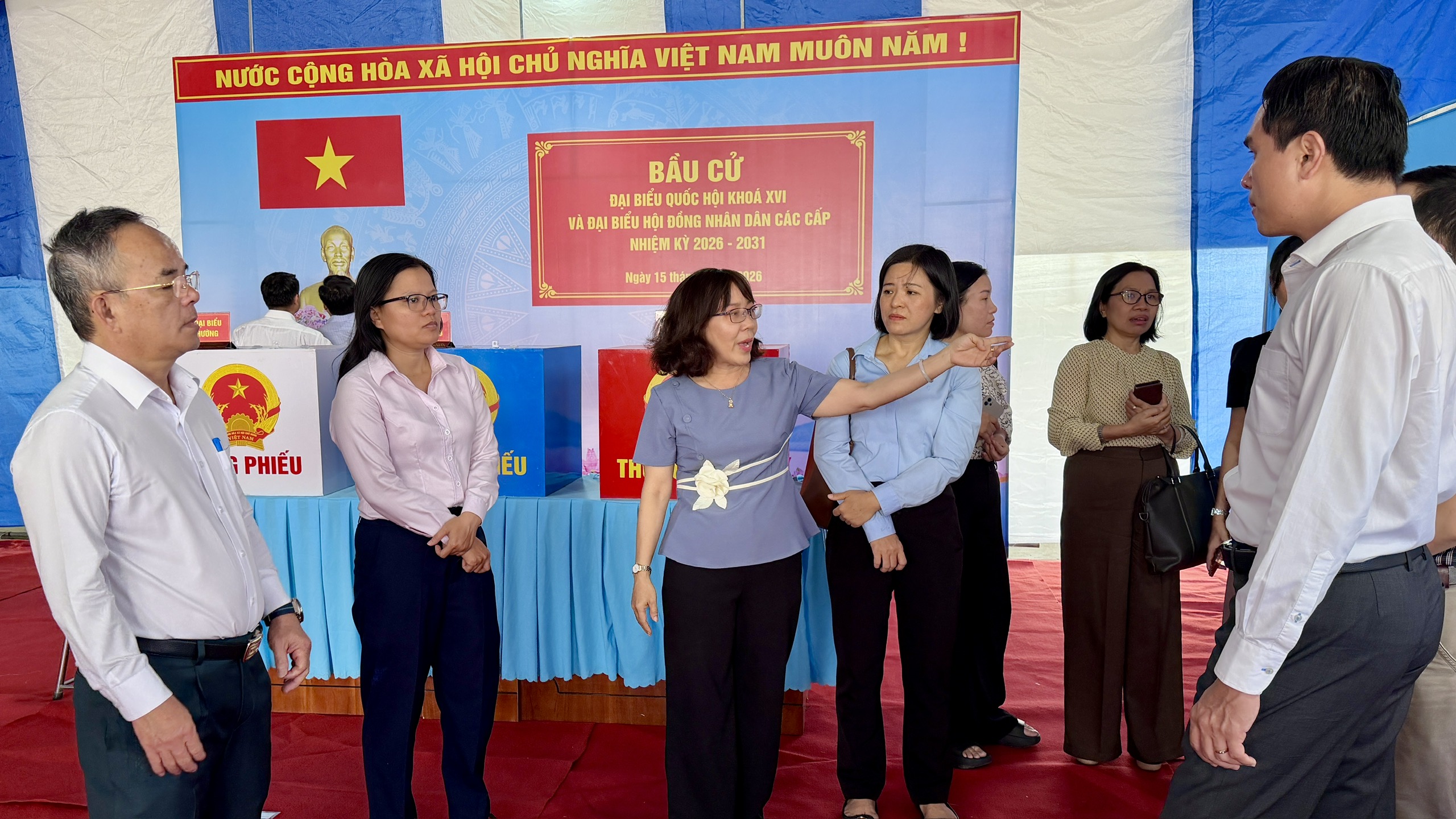 Kiểm tra công tác chuẩn bị bầu cử ở phường đông dân cư nhất TP.HCM- Ảnh 3.