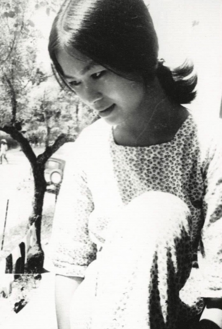 Khánh Ly tại gác Trịnh - chốn đi về một thời của nhạc sĩ ở Huế. Bà hồi tưởng: "Căn gác nhỏ, có hành lang và phía trước là những lan can. Tôi thường lên đó ngồi, bên cạnh tôi bao giờ cũng là cô bé Ngân dễ thương. Chúng tôi đã có những ngày tháng không biết nói sao cho hết, bởi lúc đó tôi còn rất trẻ và ông Trịnh Công Sơn cũng còn rất trẻ".