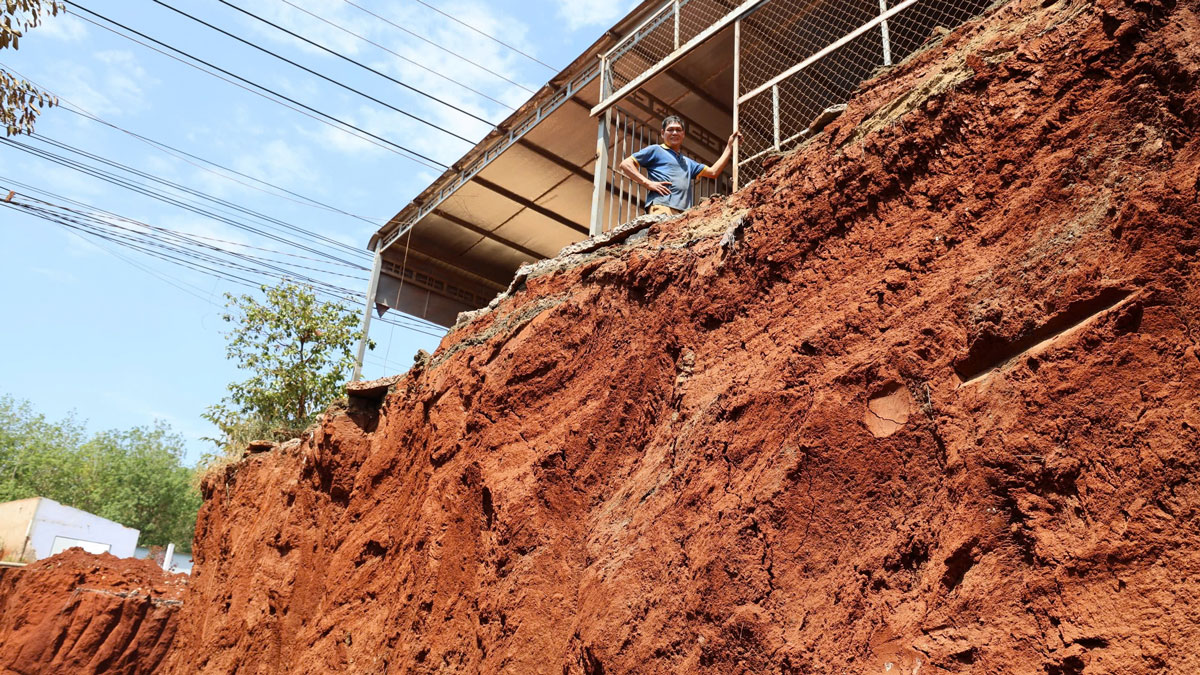 Công an Đồng Nai vào cuộc điều tra vụ hạ cốt nền lấy đất khiến nhà dân cheo leo - Ảnh 2.