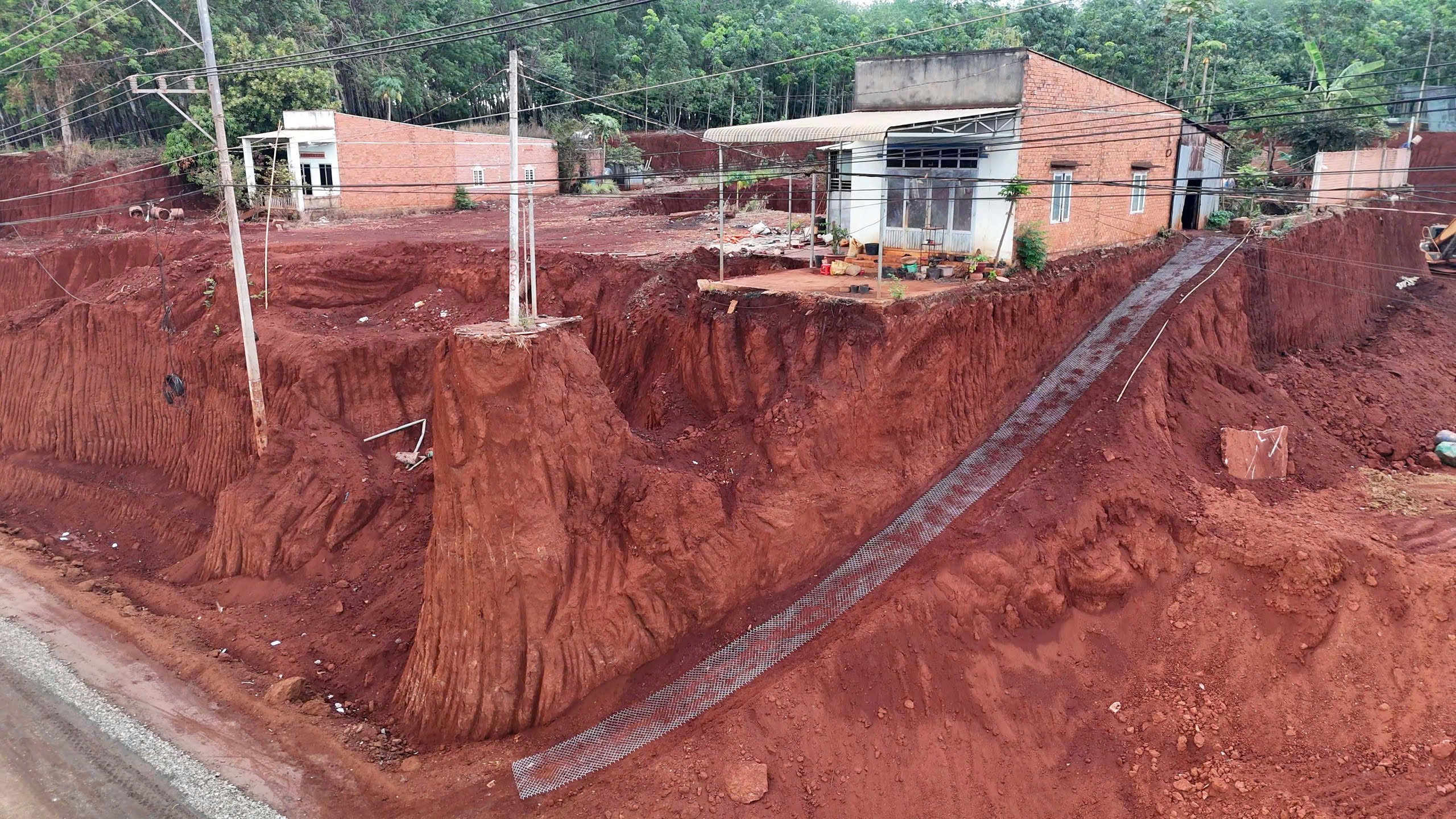 Công an Đồng Nai vào cuộc điều tra vụ hạ cốt nền lấy đất khiến nhà dân cheo leo - Ảnh 3.