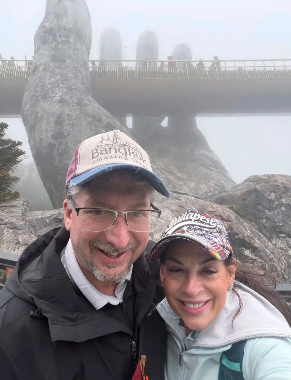 Thăm cầu nổi tiếng thế giới ở Việt Nam, khách Tây tiết lộ lý do bật khóc - 2