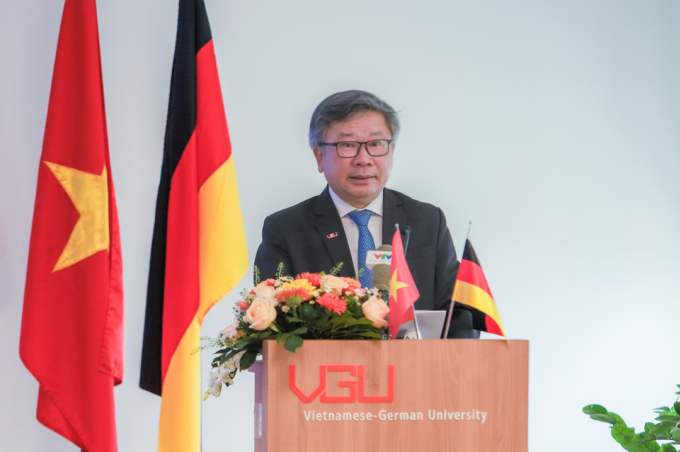 TS. Hà Thúc Viên, Phó hiệu trưởng Trường Đại học Việt Đức tại buổi lễ khai giảng. Ảnh: VGU