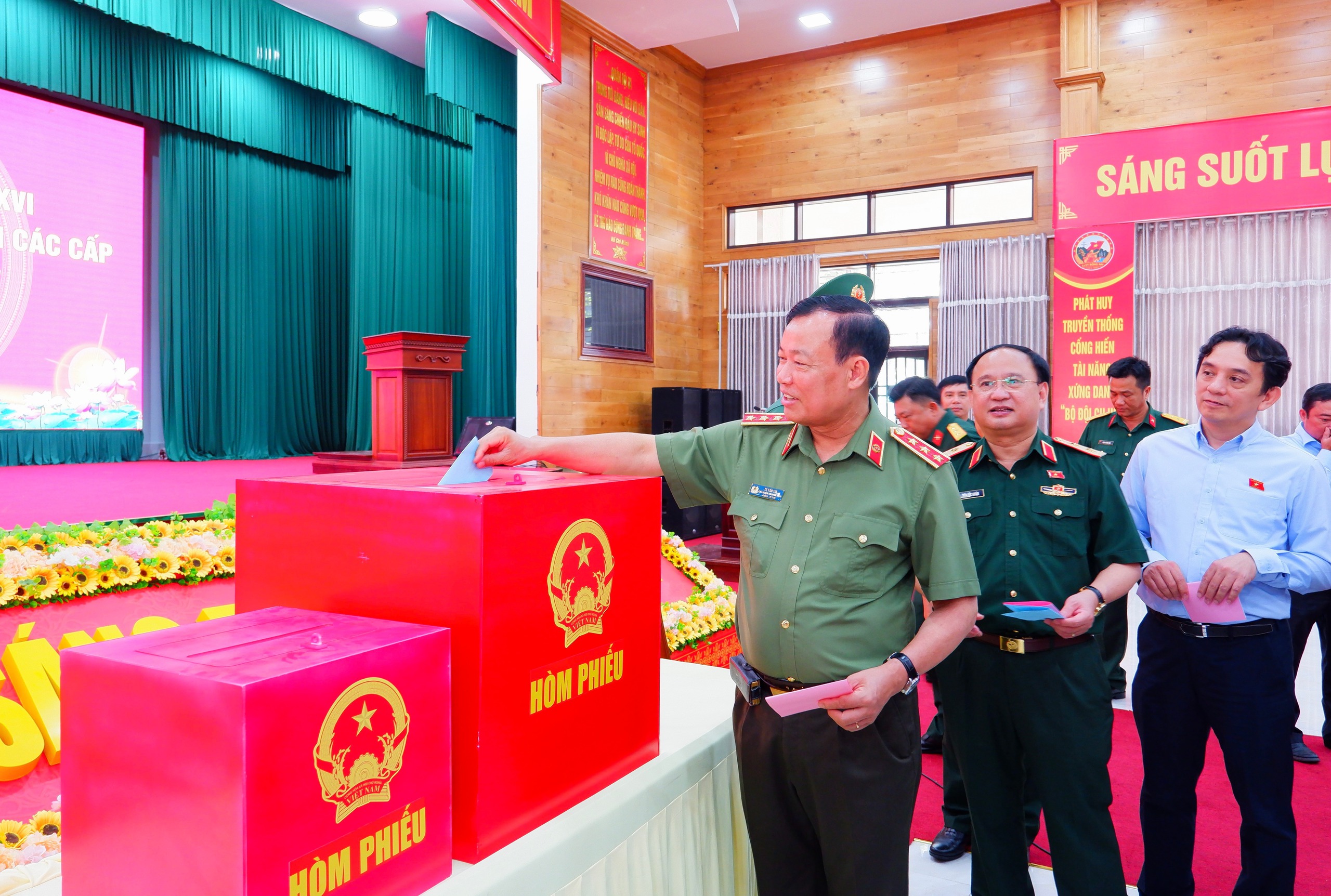 Quy trình bỏ phiếu bầu cử đại biểu Quốc hội khóa XVI và Hội đồng nhân dân các cấp - Ảnh 2.