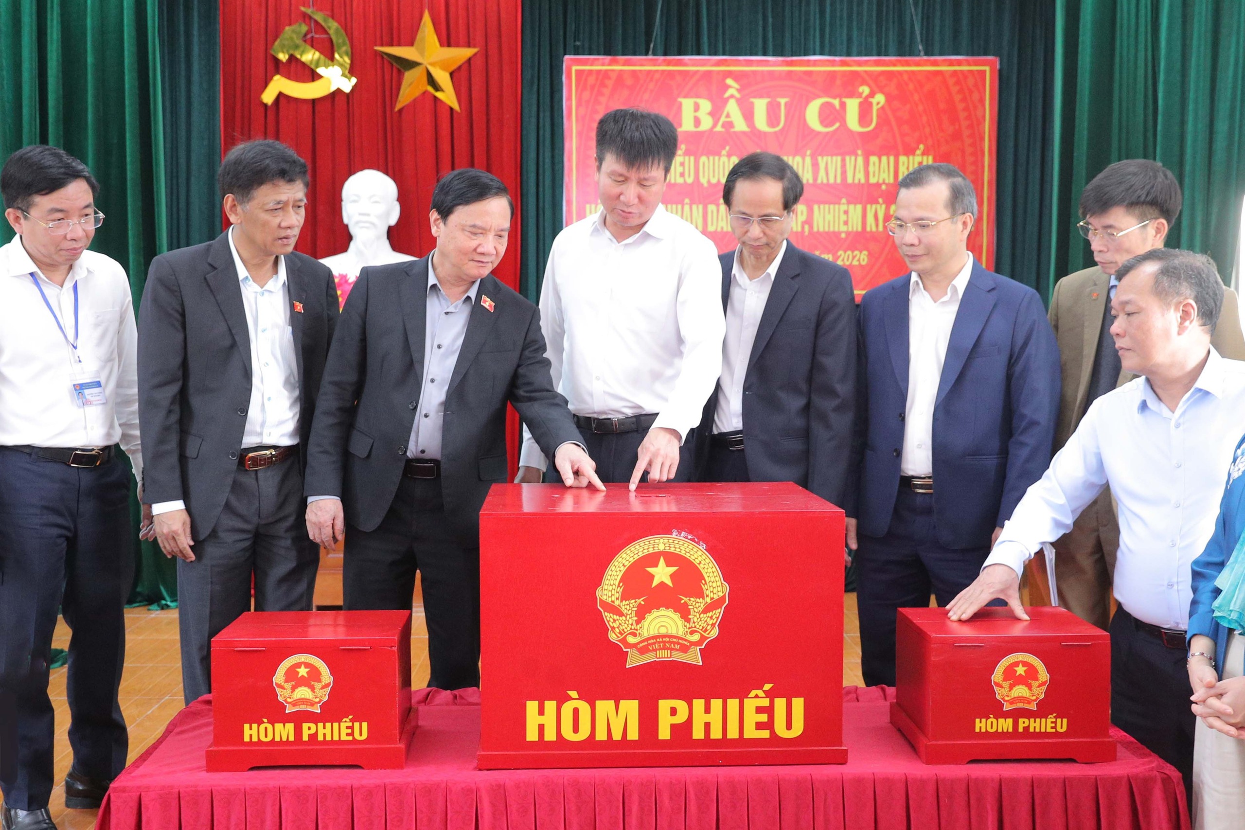 Quy trình bỏ phiếu bầu cử đại biểu Quốc hội khóa XVI và Hội đồng nhân dân các cấp - Ảnh 4.