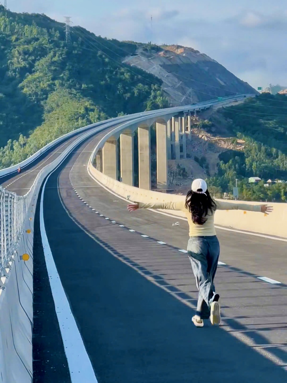 Bất chấp nguy hiểm, nhiều người đến cây cầu dài nhất tuyến cao tốc Quy Nhơn - Chí Thạnh để 'sống ảo' - Ảnh 3.