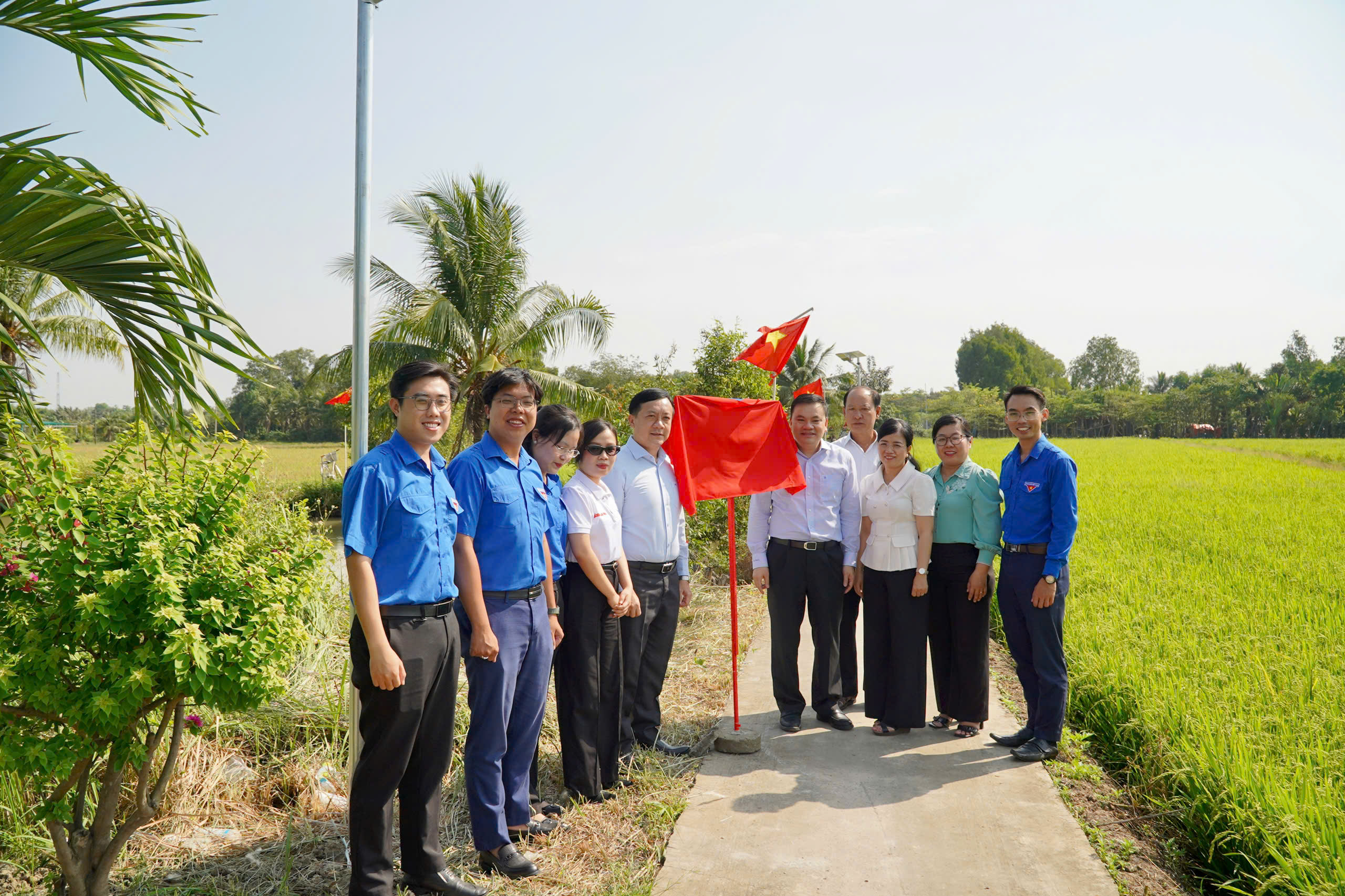 Thắp sáng con đường vào nhà Mẹ Việt Nam anh hùng ở xã Tân Nhựt - Ảnh 2.