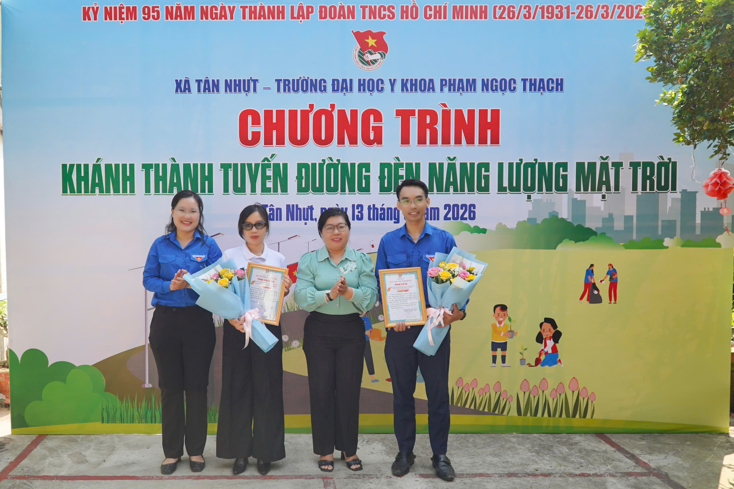 Thắp sáng con đường vào nhà Mẹ Việt Nam anh hùng ở xã Tân Nhựt - Ảnh 3.