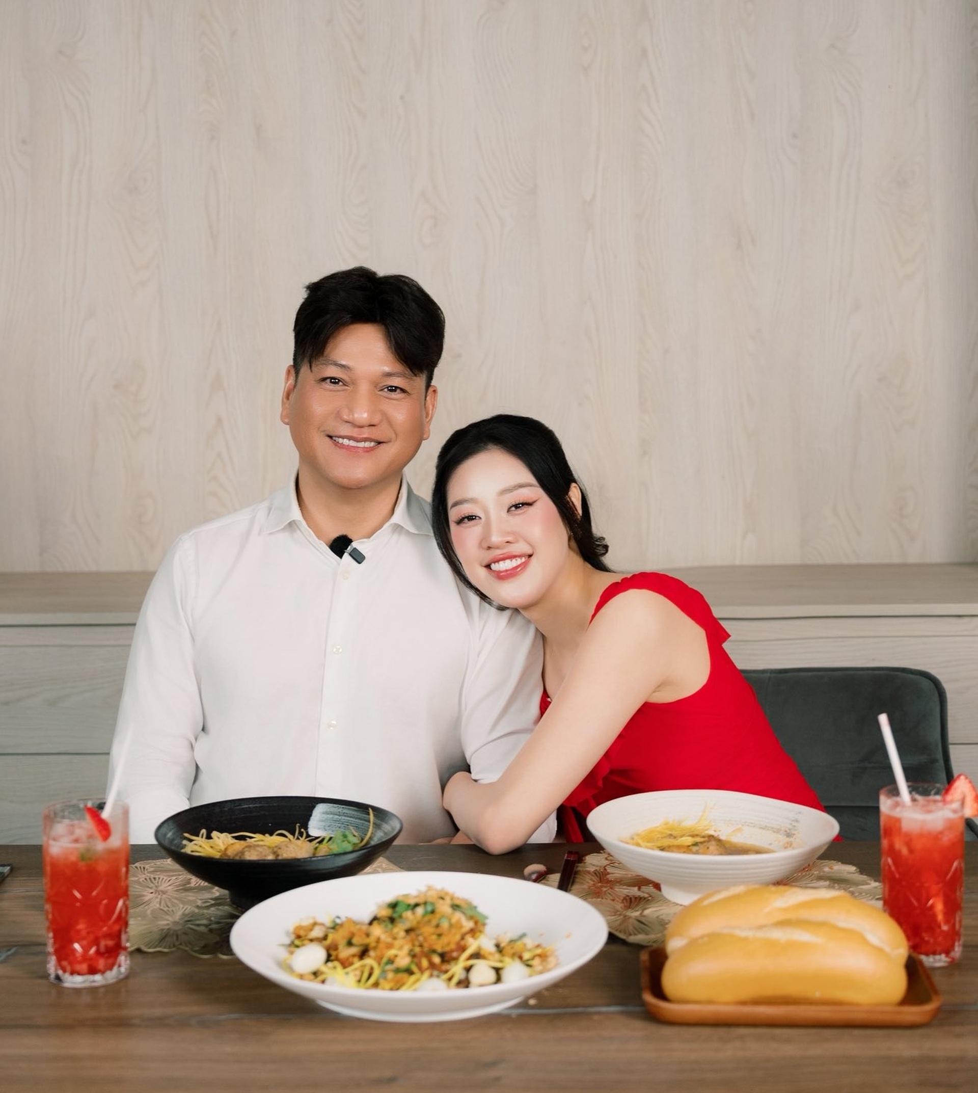 Khánh Vân sau kết hôn: Chồng hơn 17 tuổi cưng chiều, chăm nấu ăn cho vợ - 2