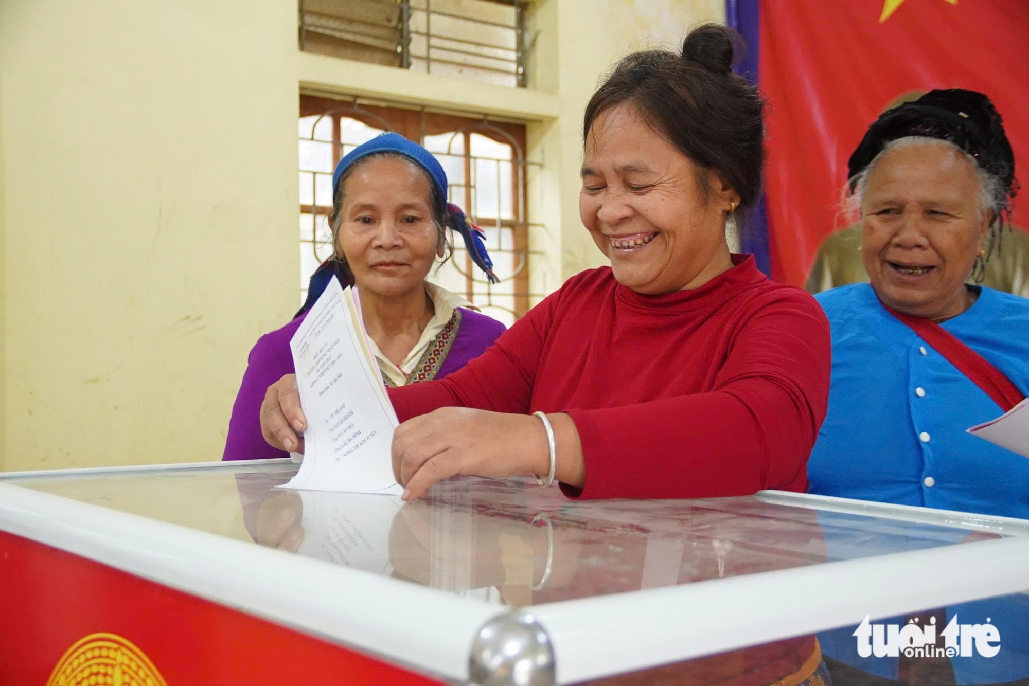 Cử tri 12 xã biên giới, miền núi Nghệ An đi bầu cử sớm - Ảnh 6.