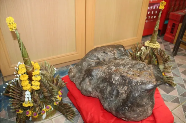 Tảng đá hình con ếch trong cửa hàng bỗng xuất hiện vệt vàng lạ sau Tết, người dân kéo đến xem kín nhà- Ảnh 4.