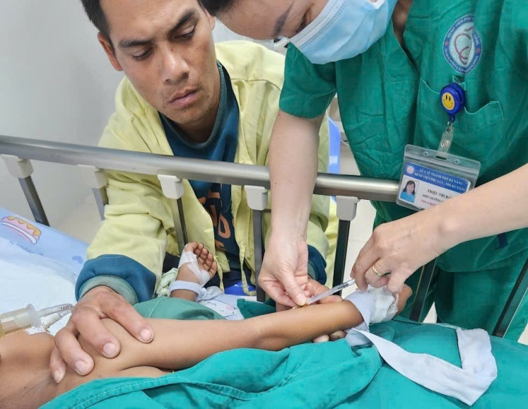 Nhờ tiêm thuốc giải độc Botulinum kịp thời, sức khỏe các con của anh Mía đã có chuyển biến tích cực.