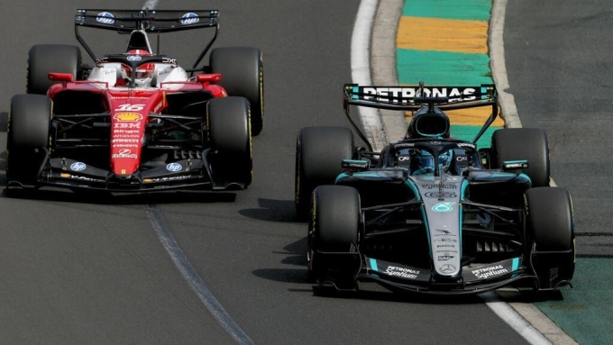 Russell (phải) và Leclerc (trái) thay nhau dẫn đầu cuộc đua trong đoạn đầu. Ảnh: AFP