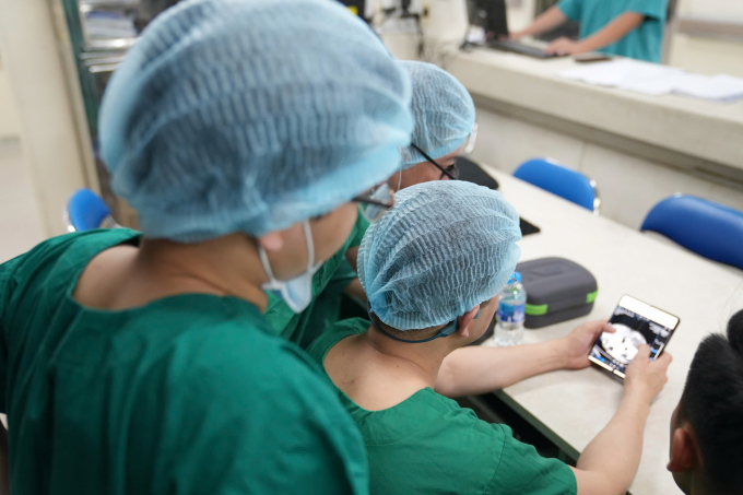 Các bác sĩ liên tục hội chẩn, trao đổi với ekip chuyển tạng để kịp thời gian ghép. Ảnh: Bệnh viện cung cấp