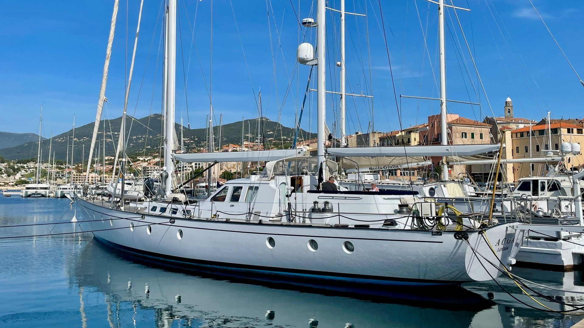 Du thuyền hơn 36 tỉ đồng được rao bán với giá ngang ly cà phê - Ảnh 4.