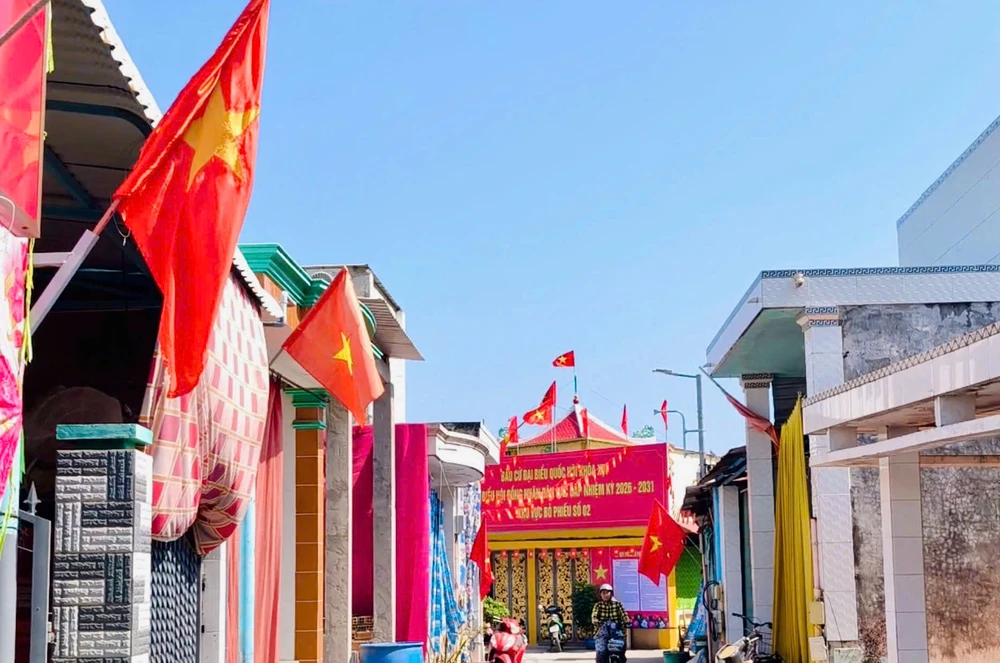 Mỗi hộ dân trên xã đảo đều treo cờ Tổ quốc trước nhà, tạo không khí phấn khởi chào mừng ngày bầu cử. Ảnh: VIỆT ĐỨC