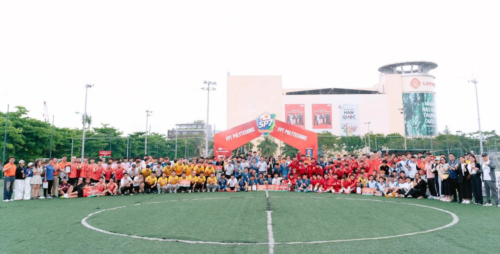 Sau hành trình rực lửa, FPT Polytechnic Đà Nẵng chạm tay cúp vàng SP7 2026- Ảnh 2.
