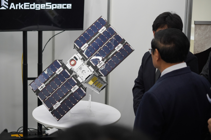 Một mô hình vệ tinh nhỏ của một công ty Nhật Bản được trưng bày tại triển lãm. Ảnh: Lưu Quý
