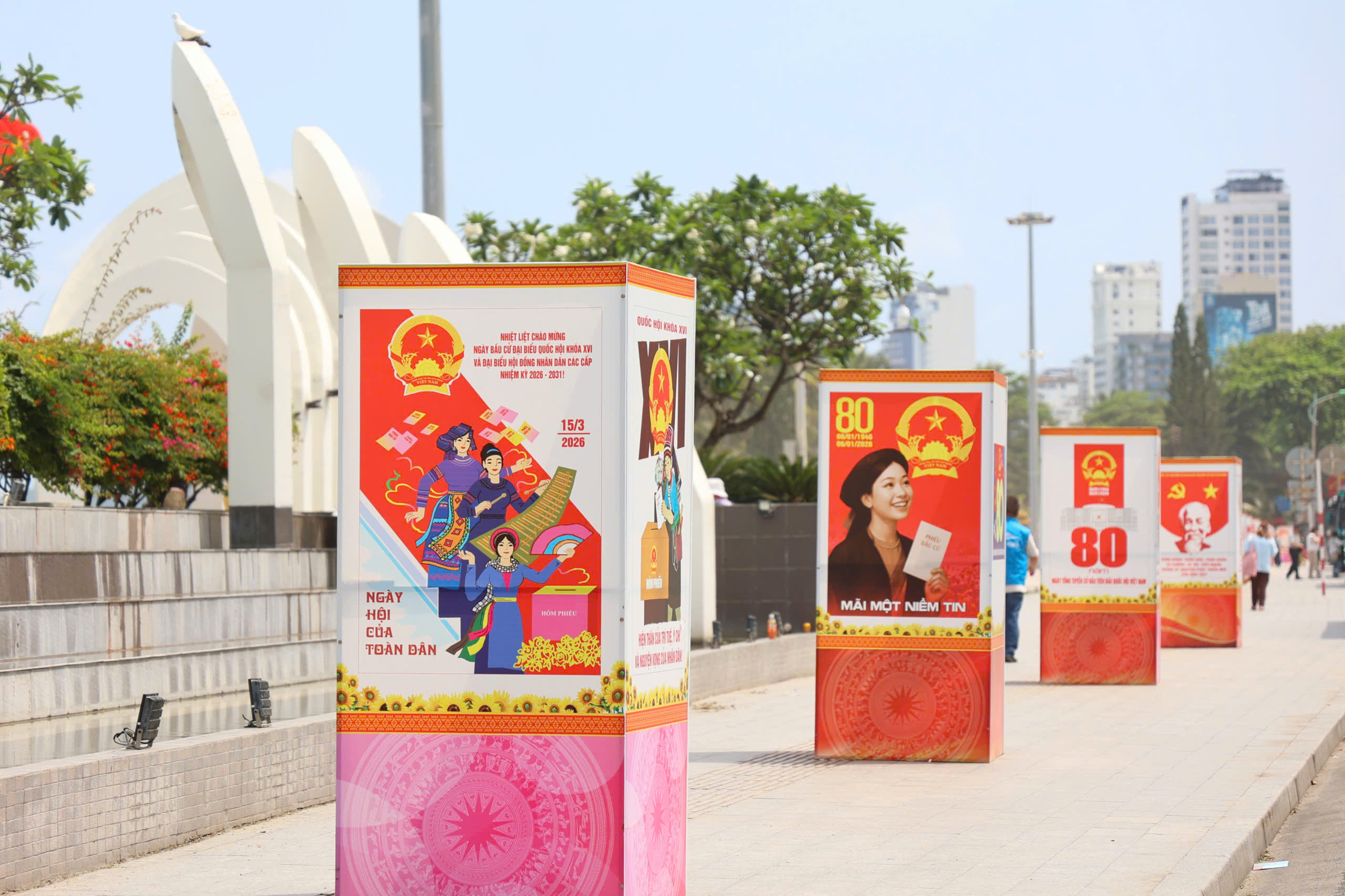 Khánh Hòa rực rỡ cờ hoa chào ngày hội bầu cử - Ảnh 2.