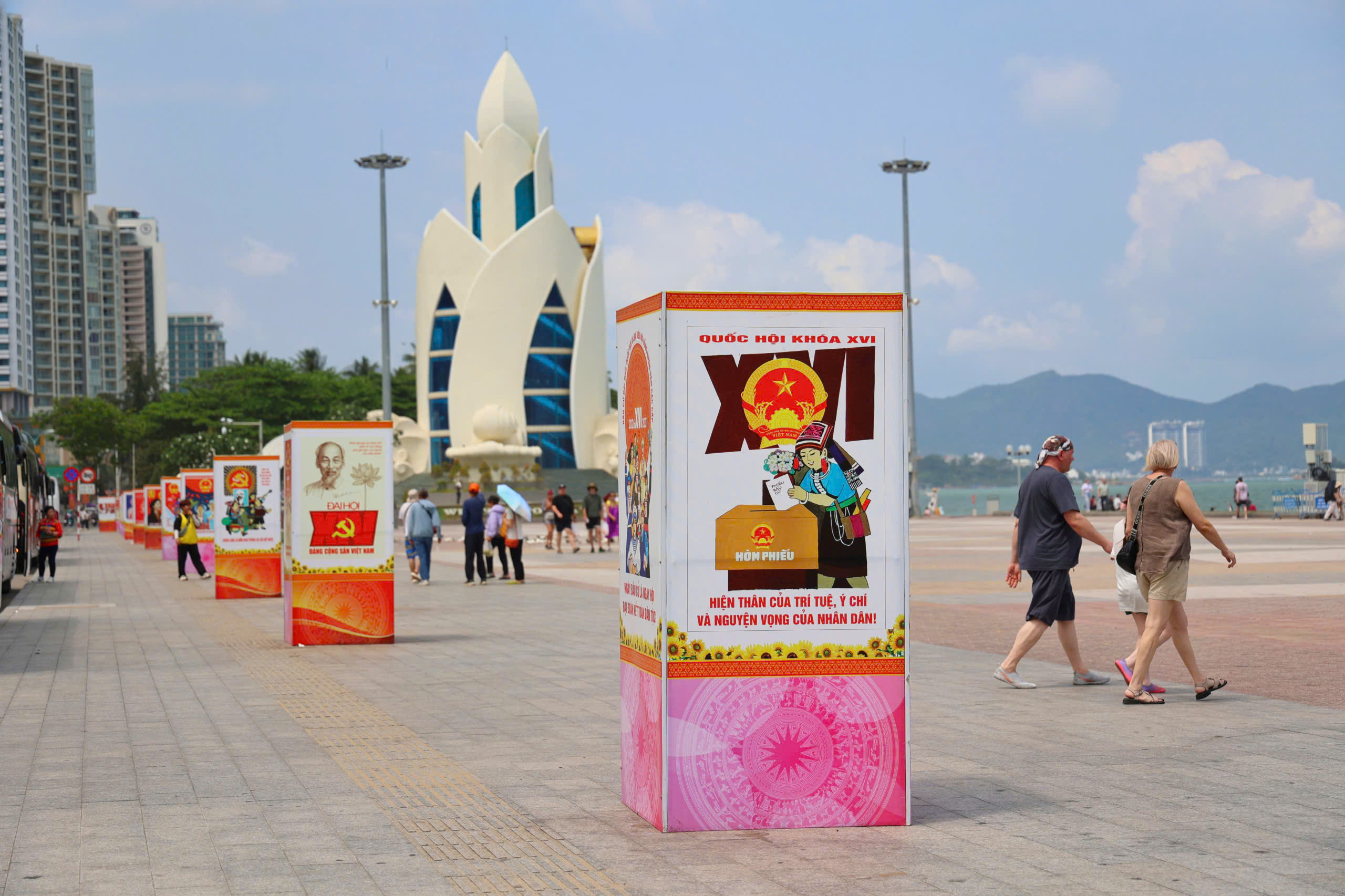 Khánh Hòa rực rỡ cờ hoa chào ngày hội bầu cử - Ảnh 3.