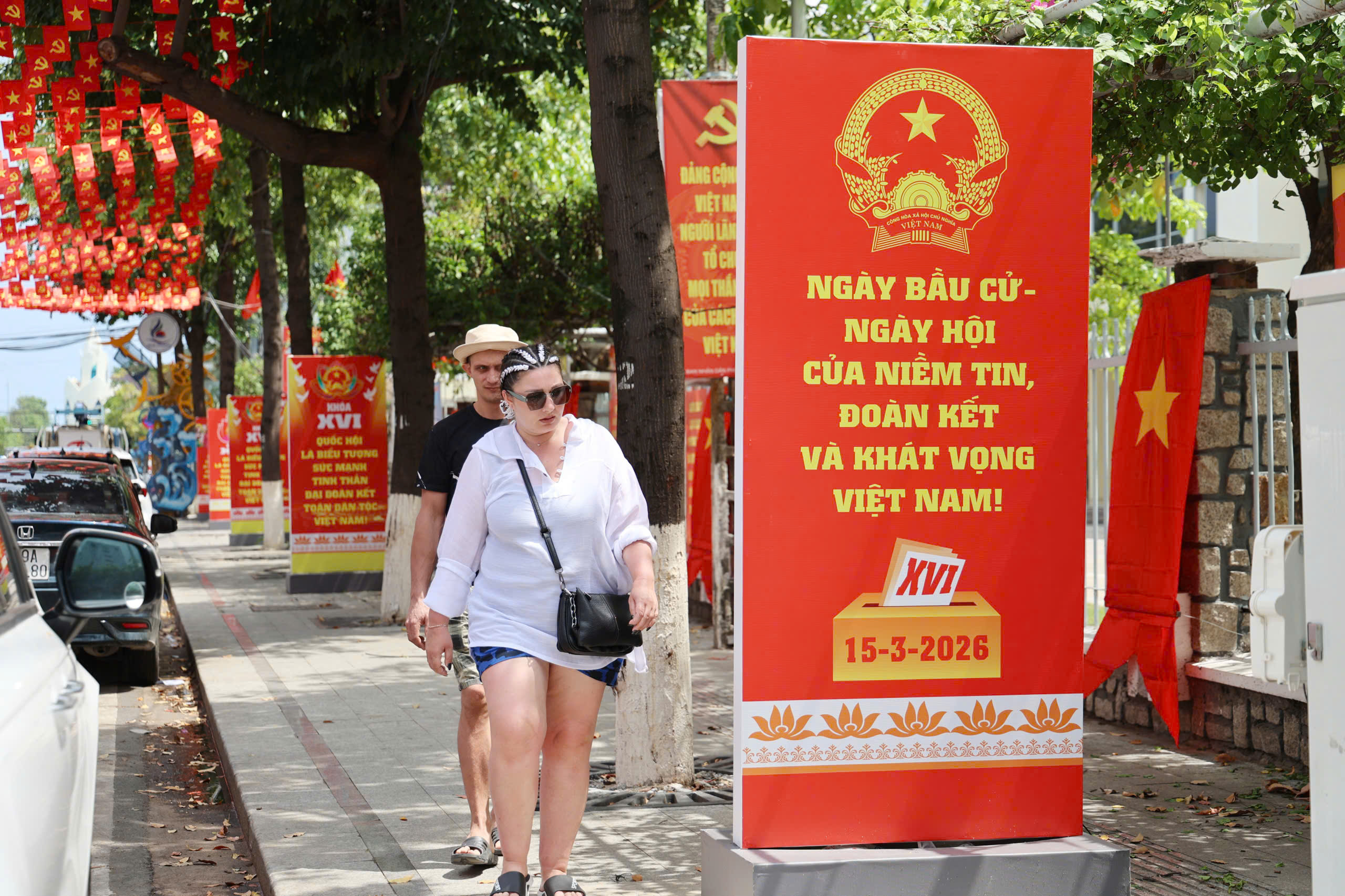 Khánh Hòa rực rỡ cờ hoa chào ngày hội bầu cử - Ảnh 4.