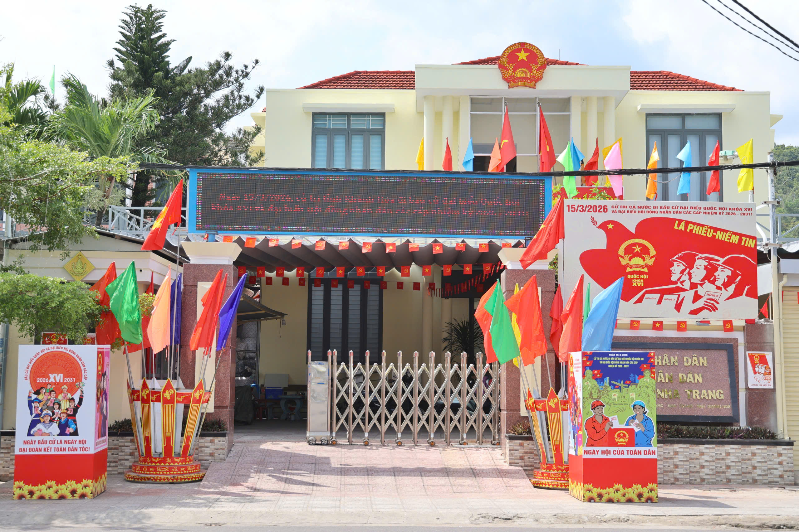 Khánh Hòa rực rỡ cờ hoa chào ngày hội bầu cử - Ảnh 6.