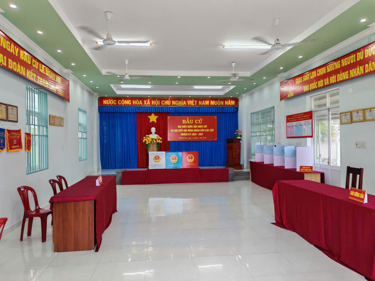 Khánh Hòa rực rỡ cờ hoa chào ngày hội bầu cử - Ảnh 7.