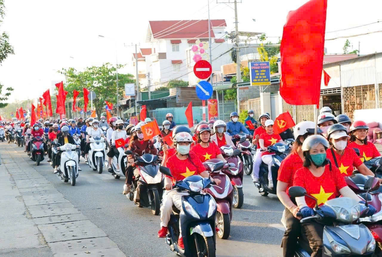 Khánh Hòa rực rỡ cờ hoa chào ngày hội bầu cử - Ảnh 8.