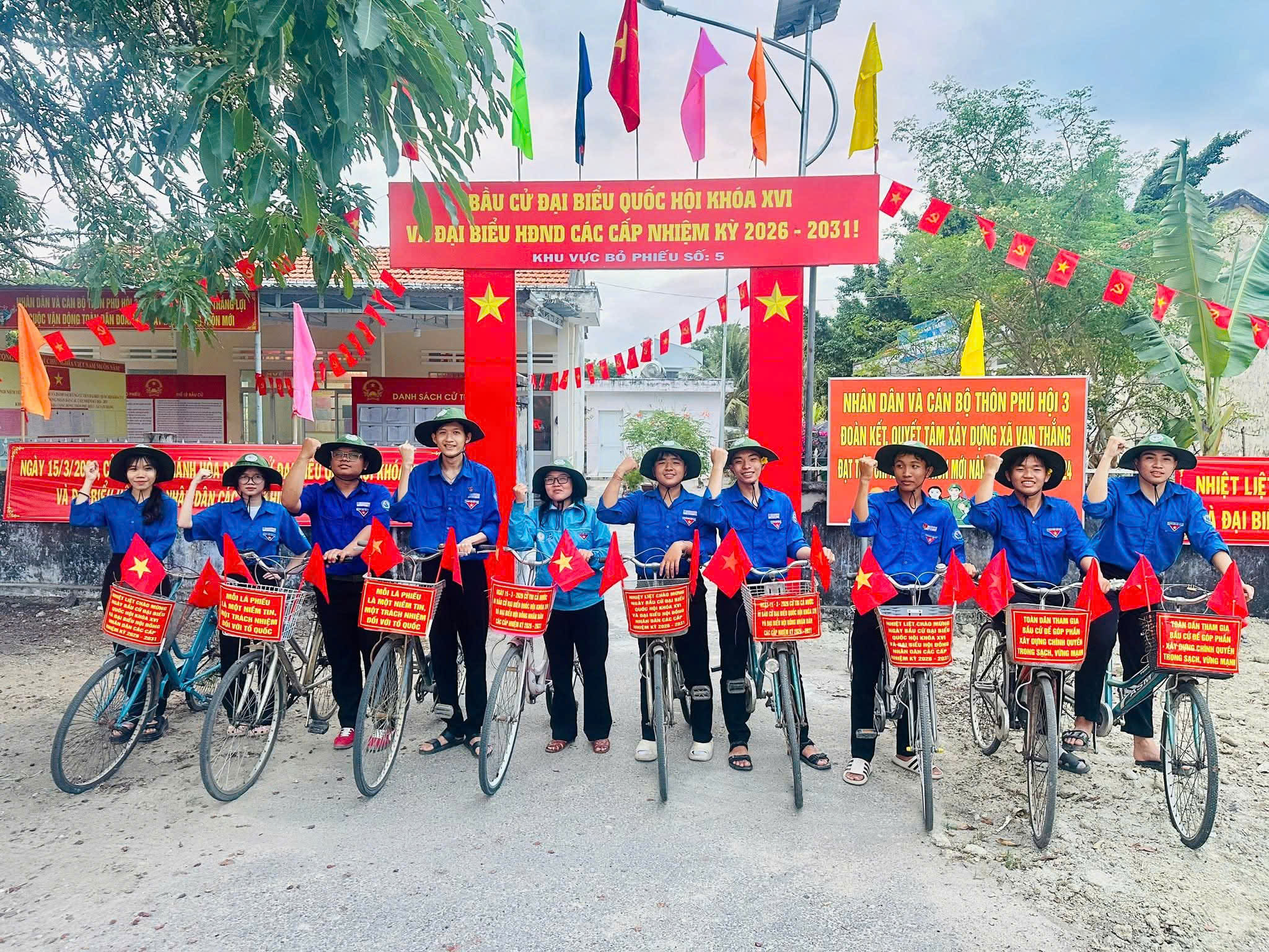 Khánh Hòa rực rỡ cờ hoa chào ngày hội bầu cử - Ảnh 9.