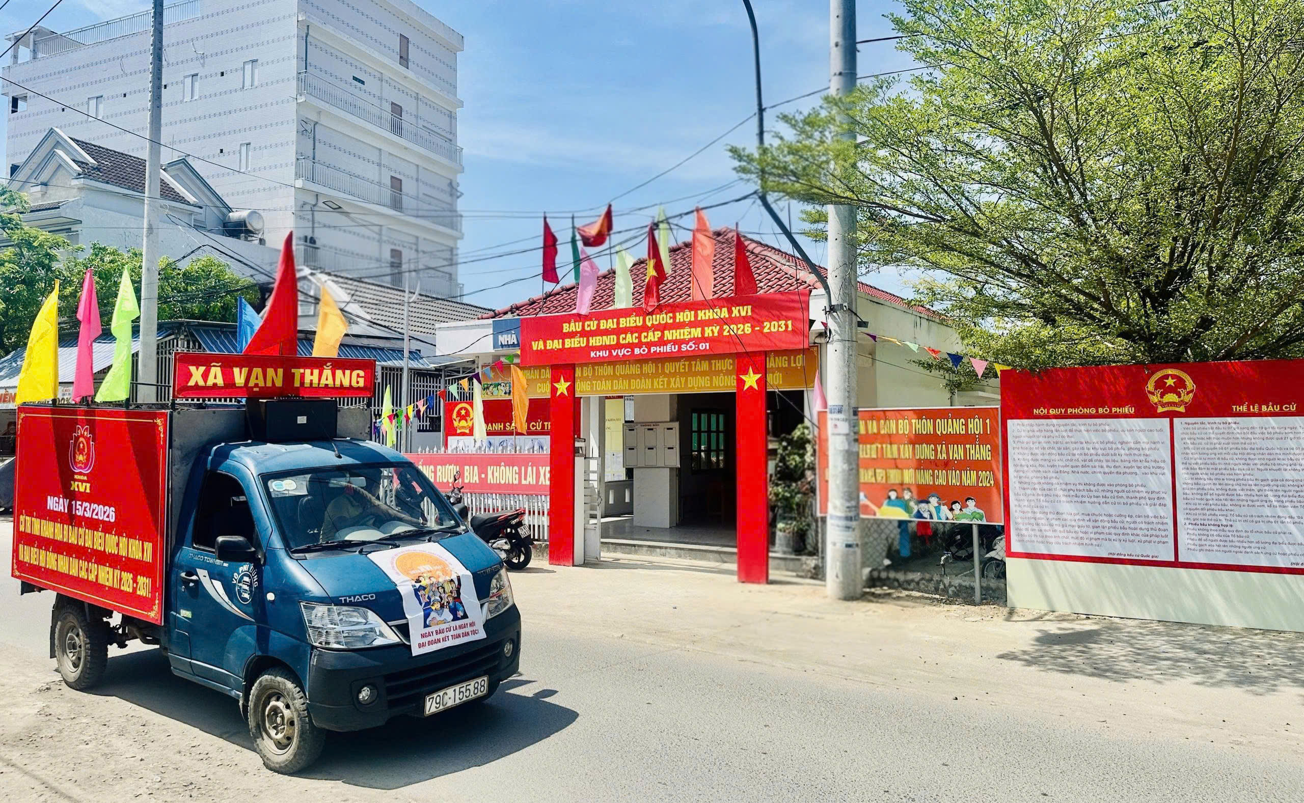 Khánh Hòa rực rỡ cờ hoa chào ngày hội bầu cử - Ảnh 10.