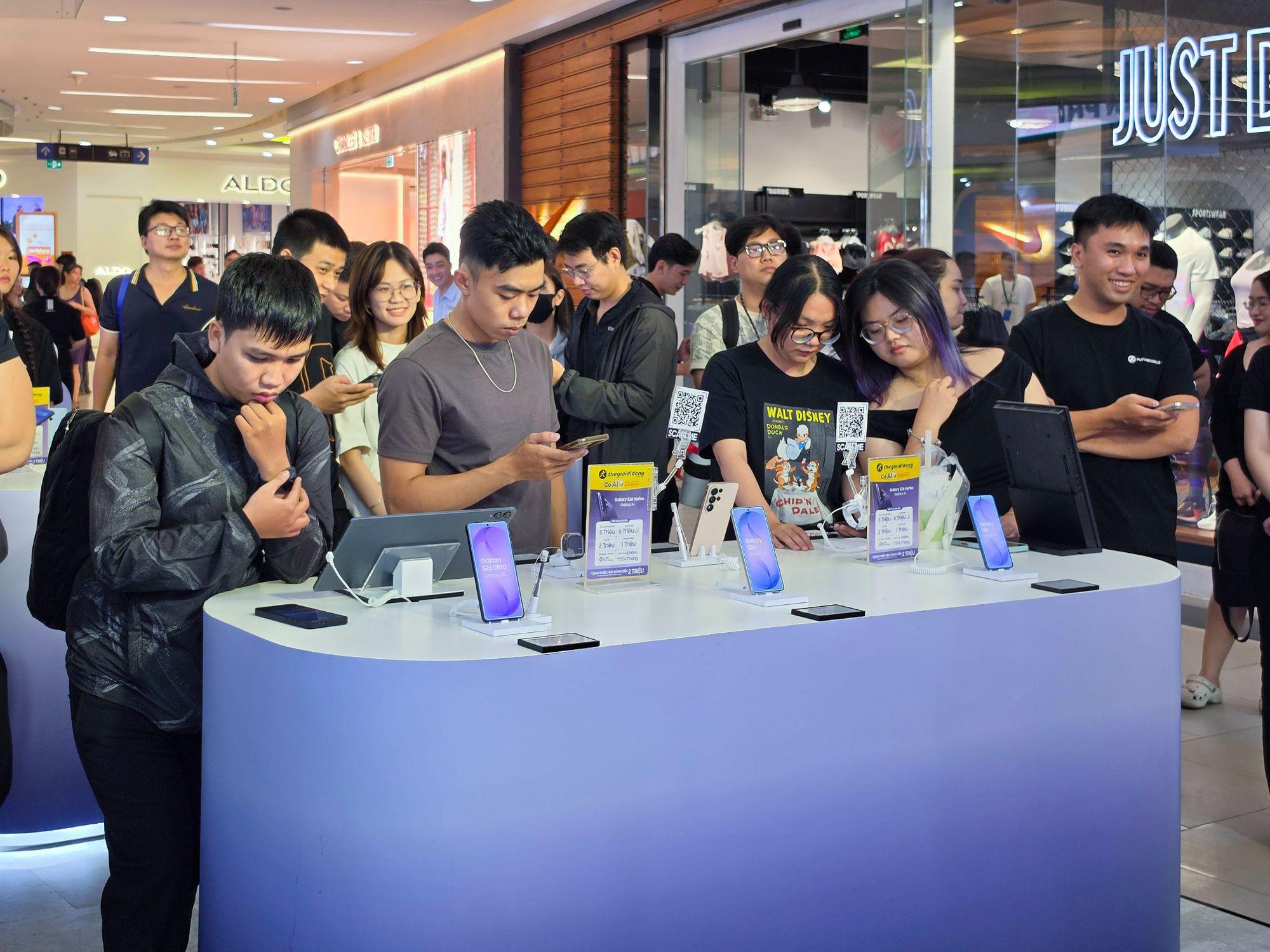 Galaxy S26 Series “đổ bộ” Vạn Hạnh Mall: “Tọa độ mới” đỉnh miễn bàn được dân tình nườm nượp- Ảnh 10.