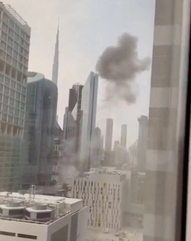 Trung tâm tài chính Dubai rung chuyển với hàng loạt vụ nổ do drone tự sát, khói đen bốc cao giữa khu nhà chọc trời- Ảnh 2.