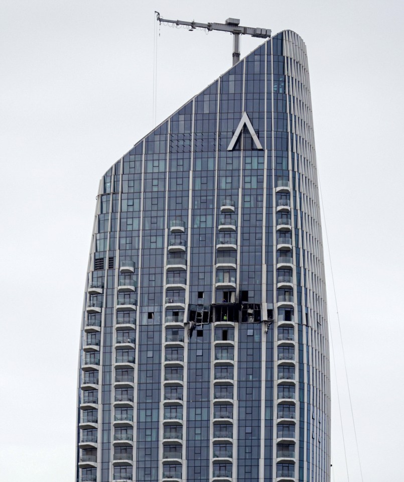 Trung tâm tài chính Dubai rung chuyển với hàng loạt vụ nổ do drone tự sát, khói đen bốc cao giữa khu nhà chọc trời- Ảnh 3.