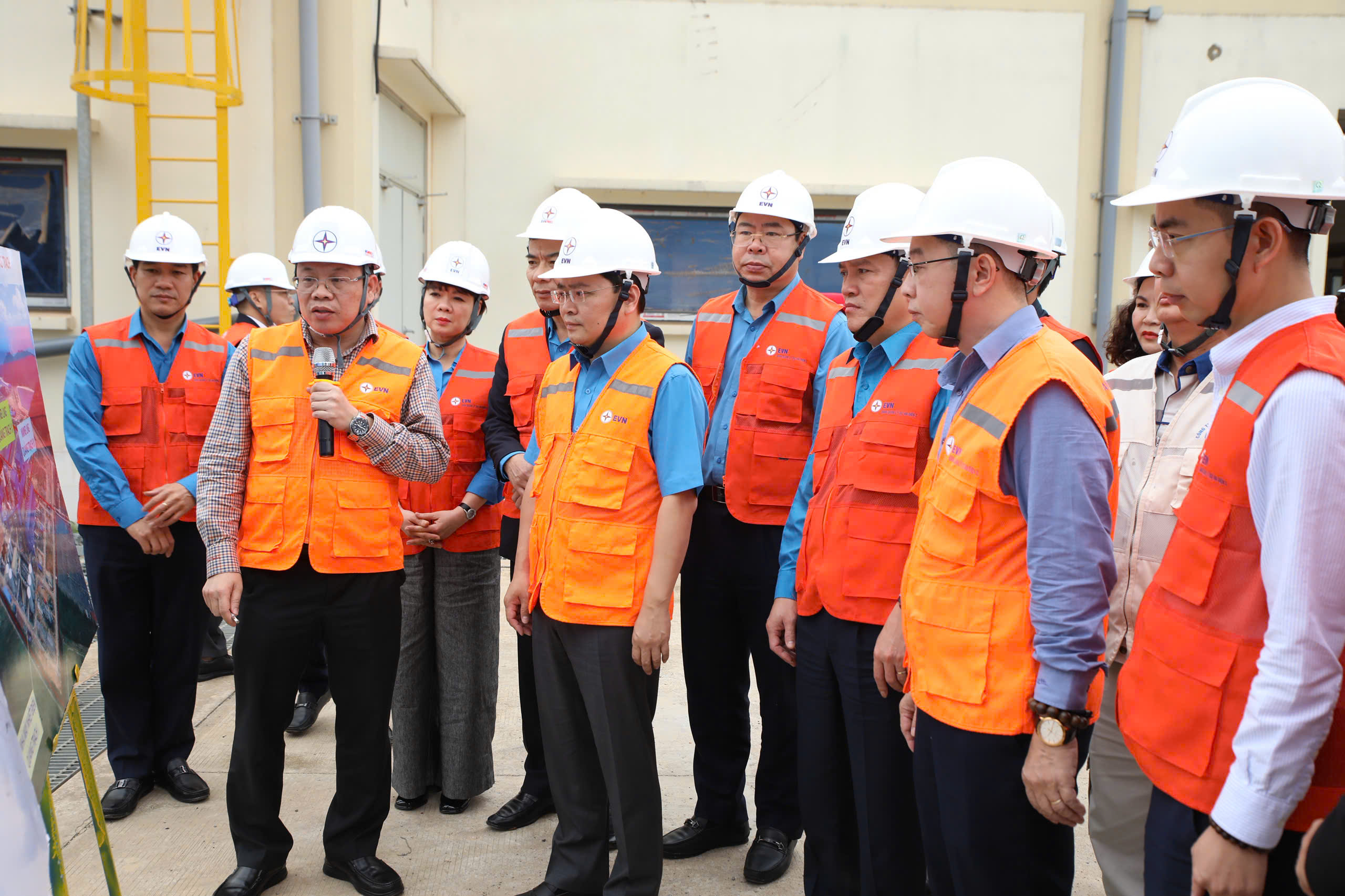 Chủ tịch Tổng LĐLĐ Việt Nam thăm, động viên người lao động tại Trung tâm Điện lực Quảng Trạch - Ảnh 2.