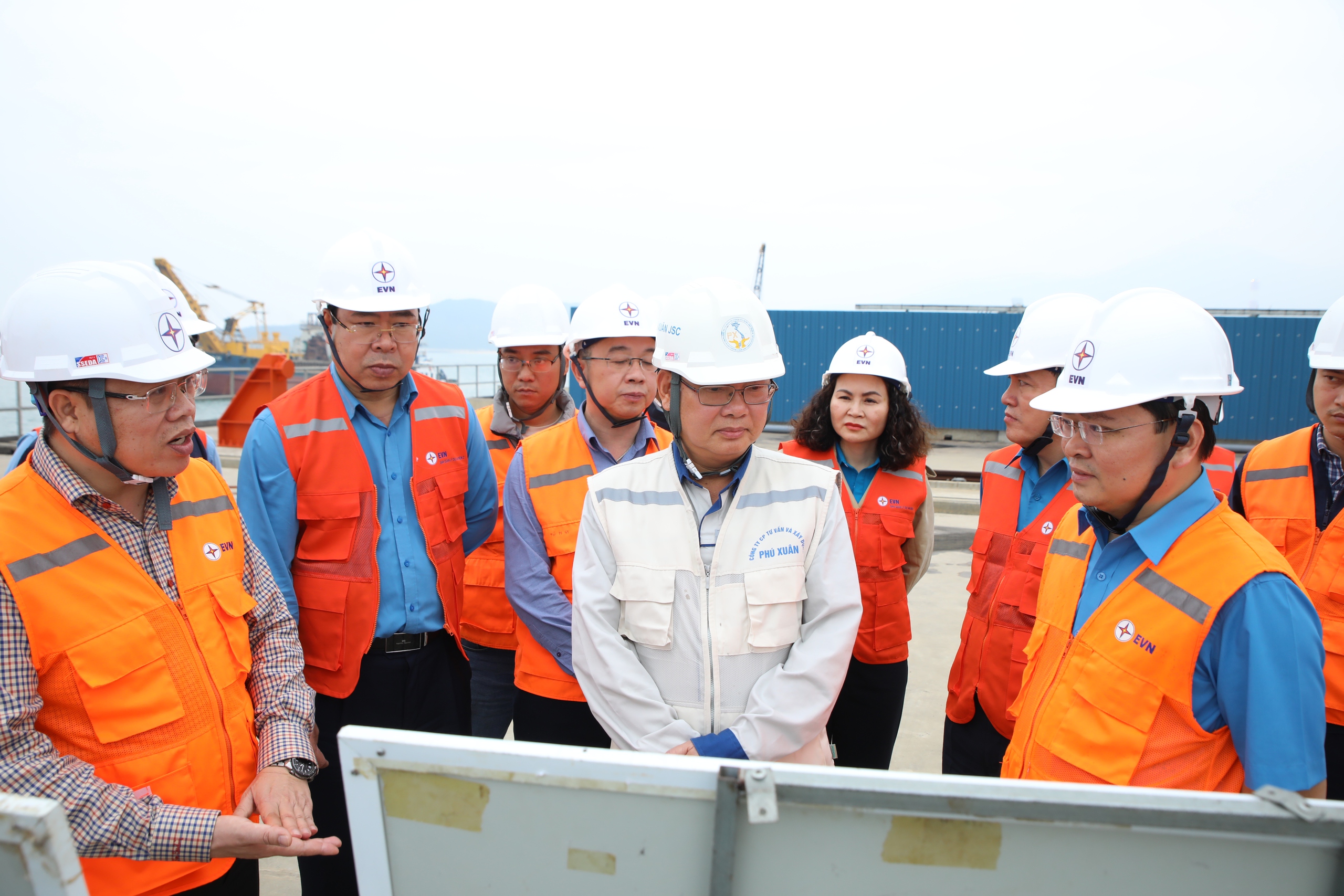 Chủ tịch Tổng LĐLĐ Việt Nam thăm, động viên người lao động tại Trung tâm Điện lực Quảng Trạch - Ảnh 3.