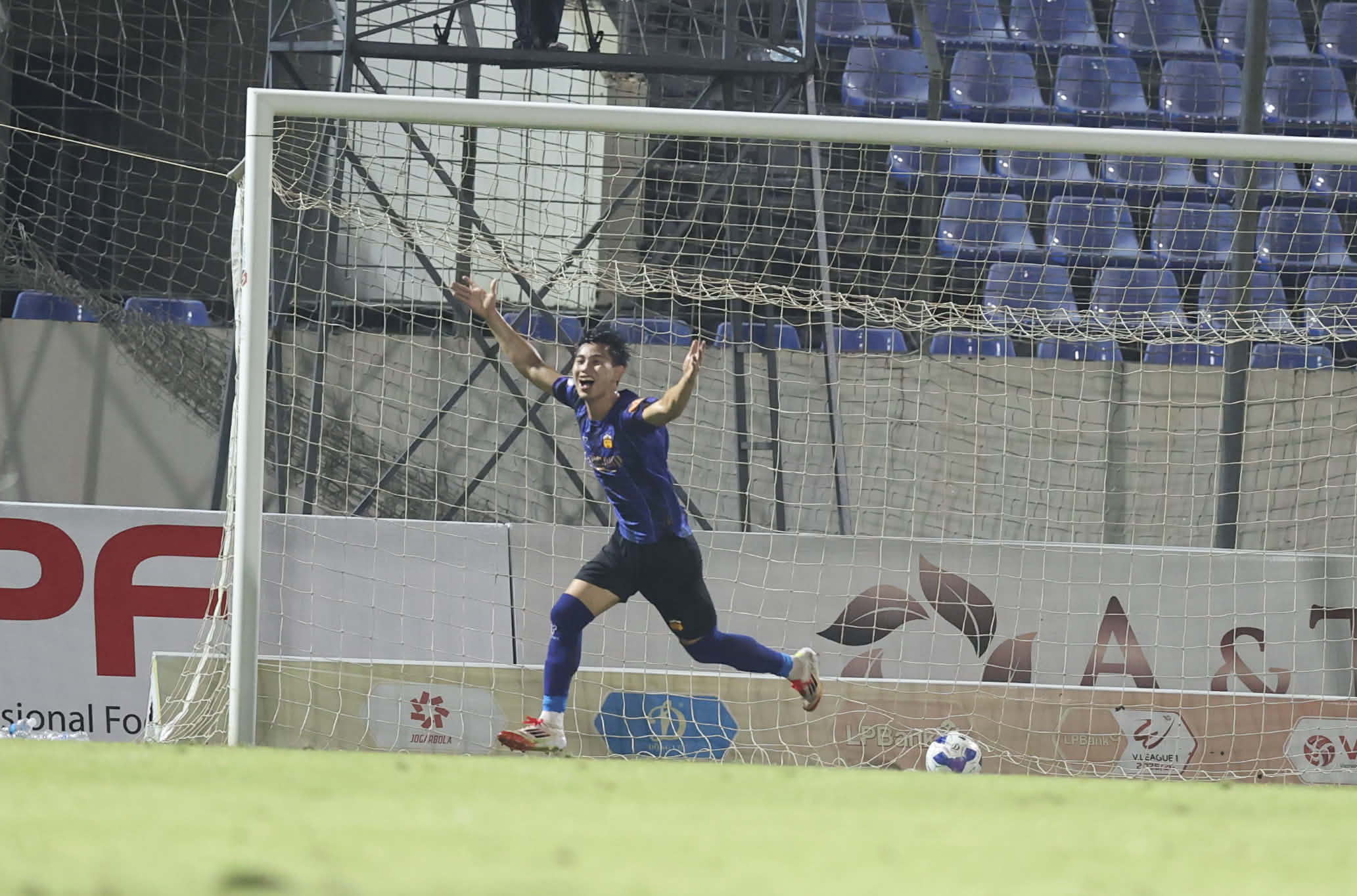 HAGL hòa Đà Nẵng 3-3 ở 'chung kết ngược' nghẹt thở: Quá nhiều siêu phẩm- Ảnh 3.