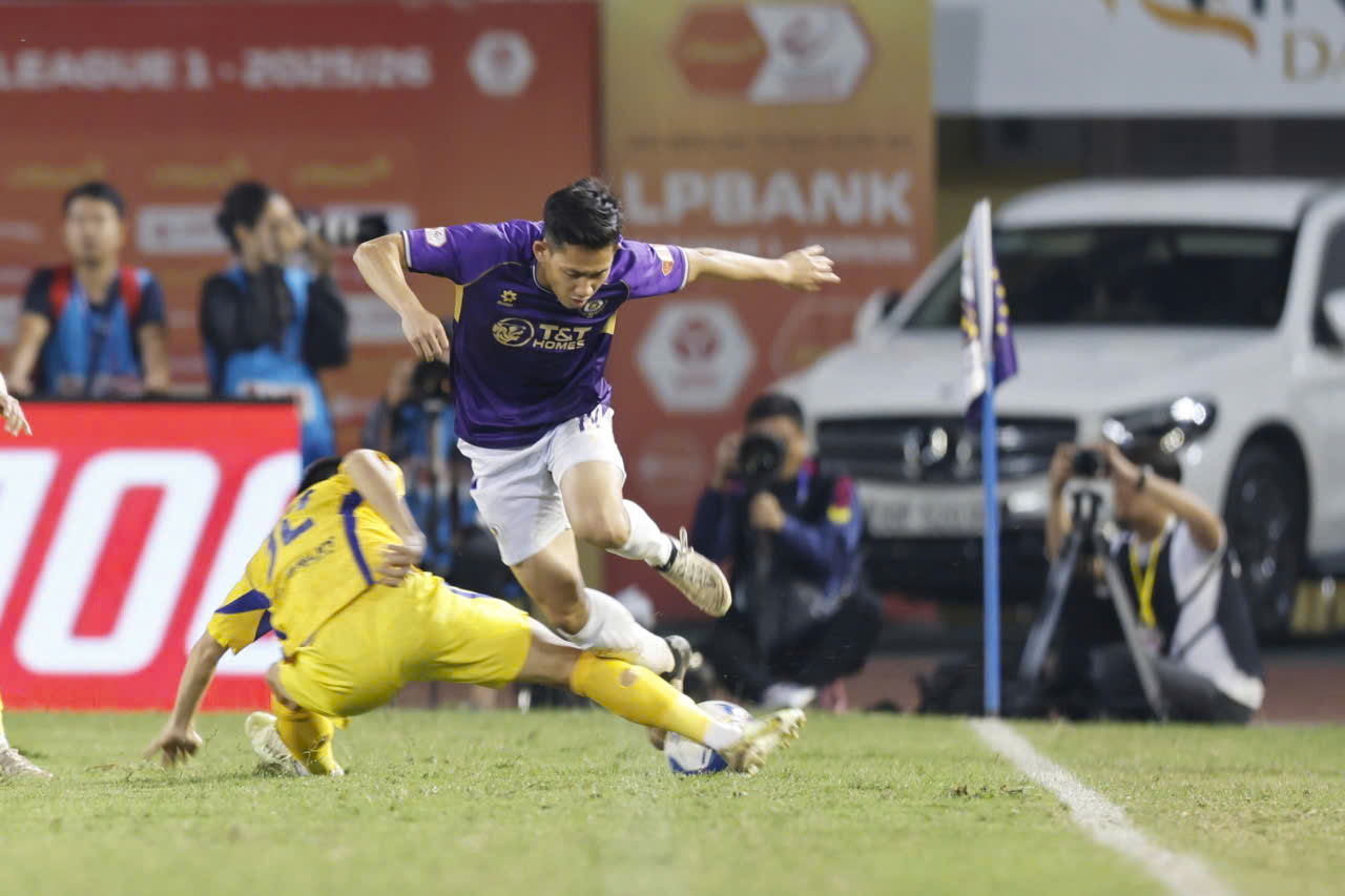 Cao Văn Bình hay nhưng SLNA vẫn trắng tay vì Hoàng Hên và Hai Long quá 'cháy': Hà Nội thắng đậm!- Ảnh 2.