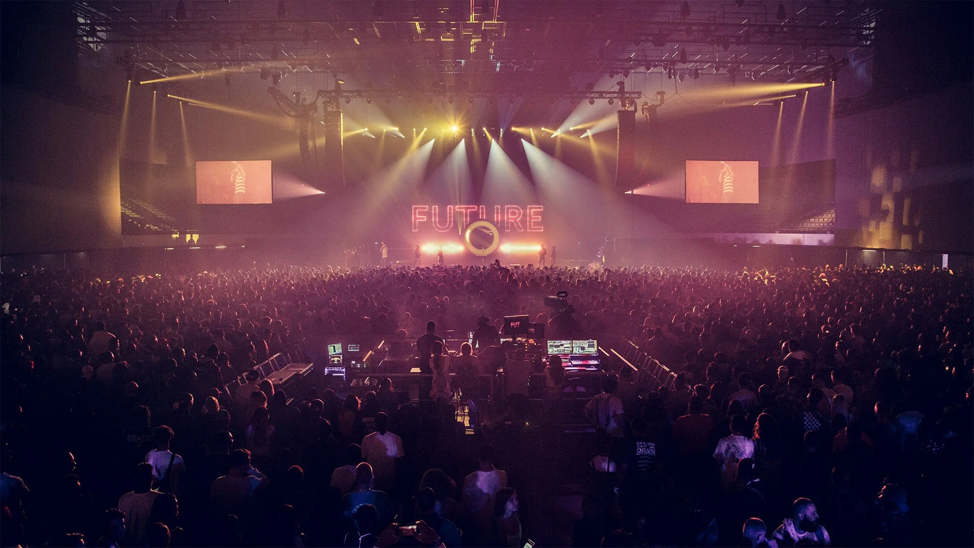 Lisa sắp bán quần áo ở hội chợ- Ảnh 7.