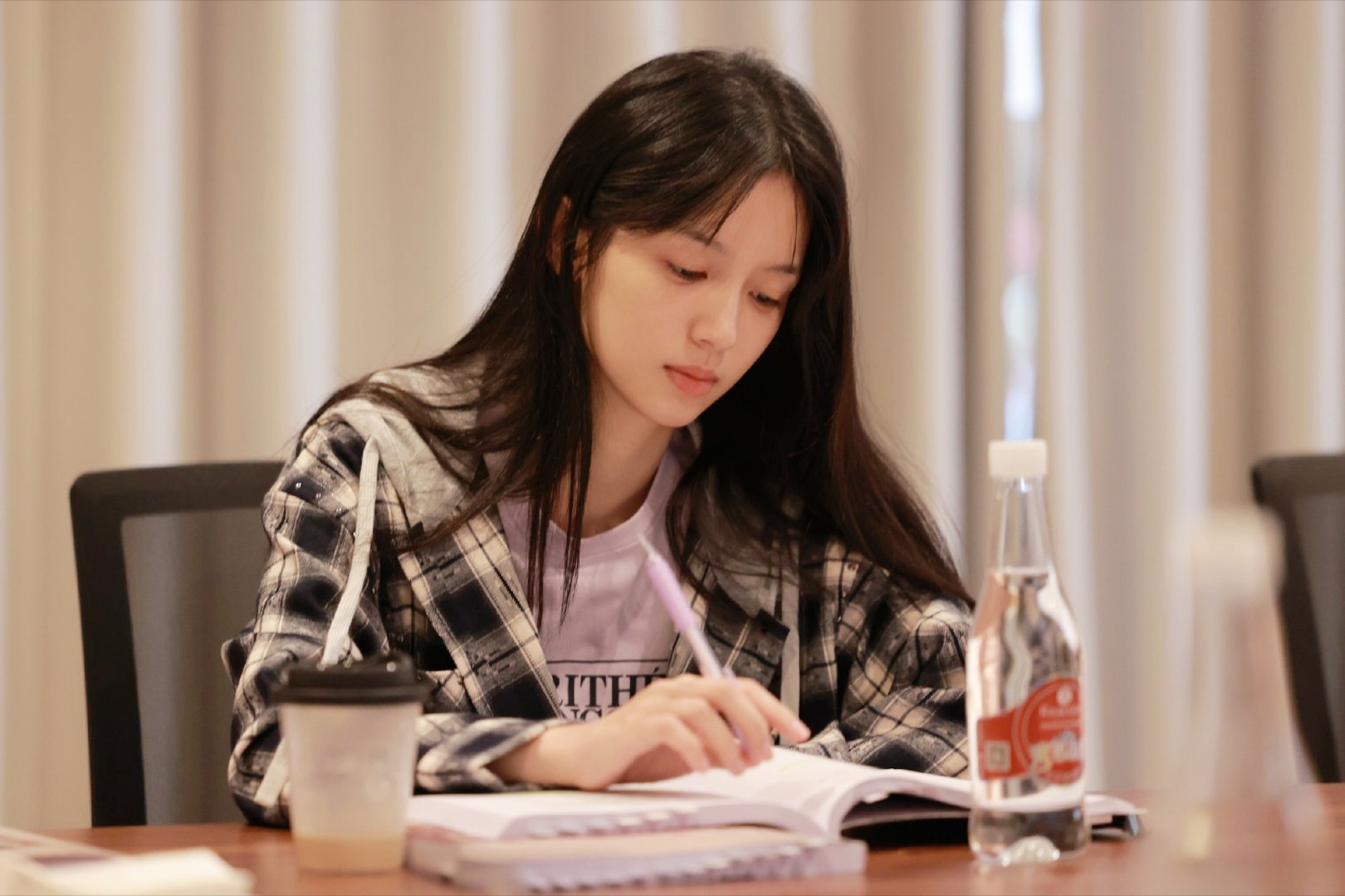 Mỹ nhân đẹp chấn động thế gian đọc kịch bản thôi sao hot quá vậy: Mặt mộc hoàn mỹ đến từng lỗ chân lông- Ảnh 3.