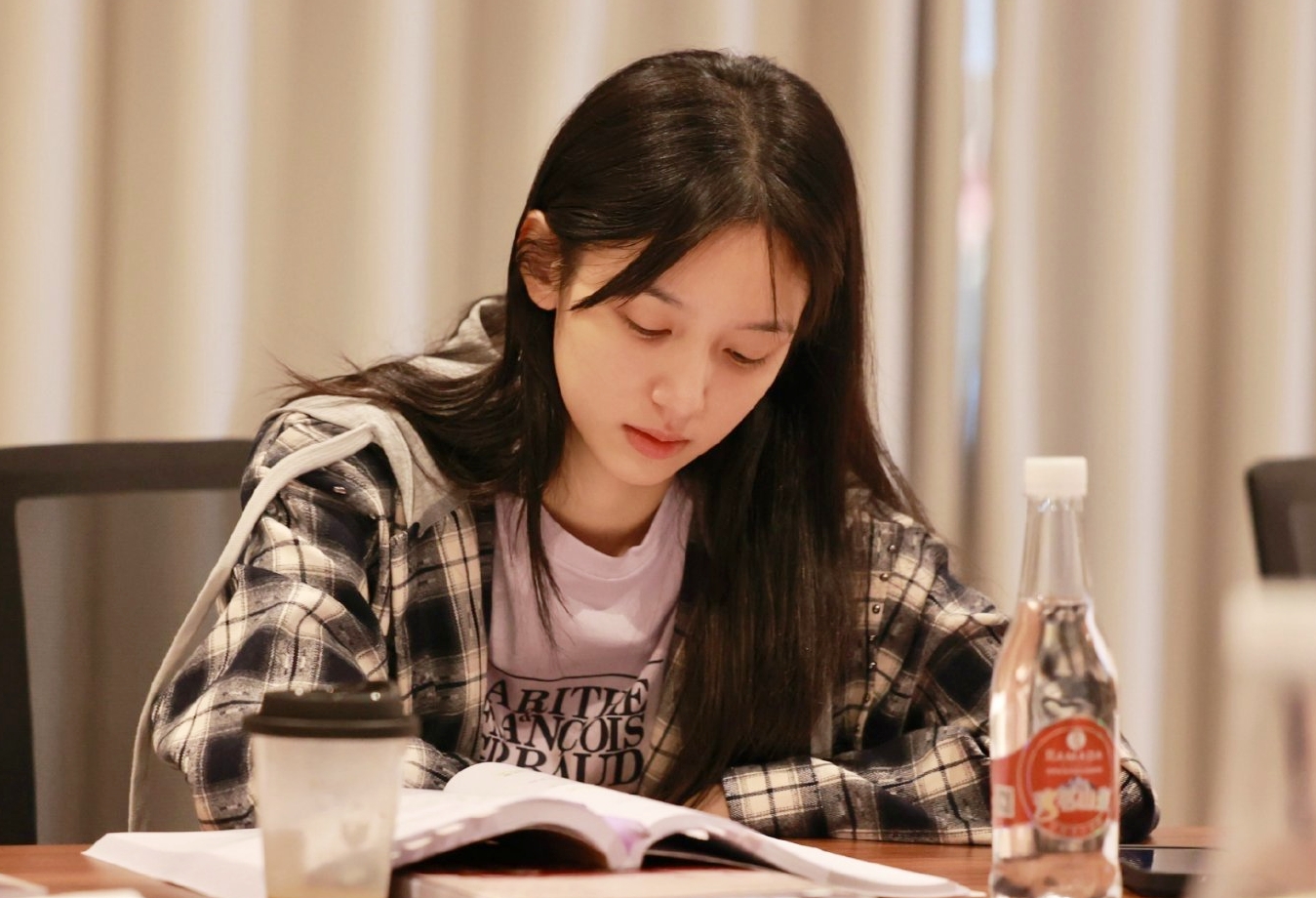 Mỹ nhân đẹp chấn động thế gian đọc kịch bản thôi sao hot quá vậy: Mặt mộc hoàn mỹ đến từng lỗ chân lông- Ảnh 2.