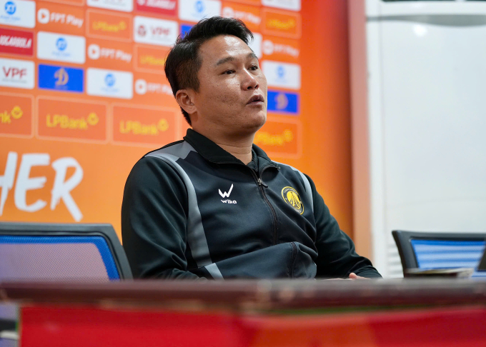 HLV CLB Thanh Hóa Mai Xuân Hợp họp báo sau trận thua Nam Định 0-1 ở vòng 16 V-League 2025-2026, trên sân Thiên Trường ở Ninh Bình ngày 13/3/2026. Ảnh: QĐ