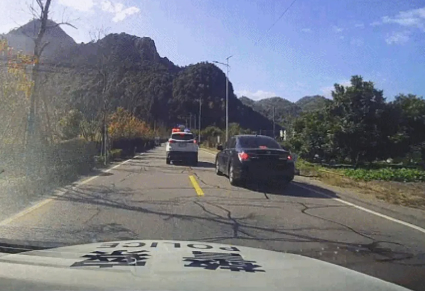 Phát hiện hơn 11,4 tỷ đồng tiền mặt trên 1 chiếc ô tô không có biển số- Ảnh 2.