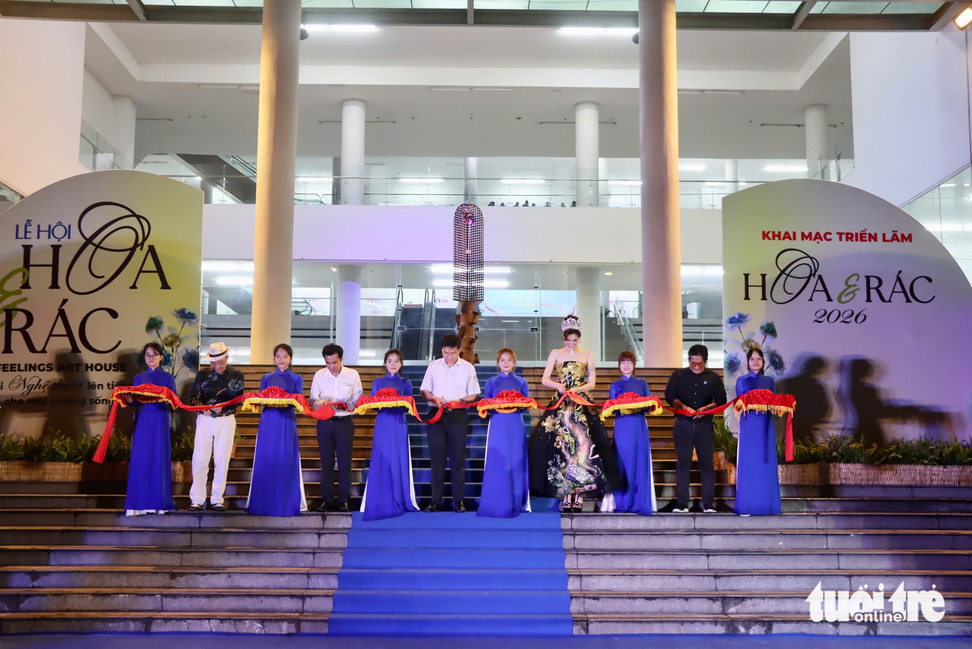 Khi rác 'nở hoa': Triển lãm nghệ thuật từ phế liệu hút sinh viên TP.HCM - Ảnh 2.