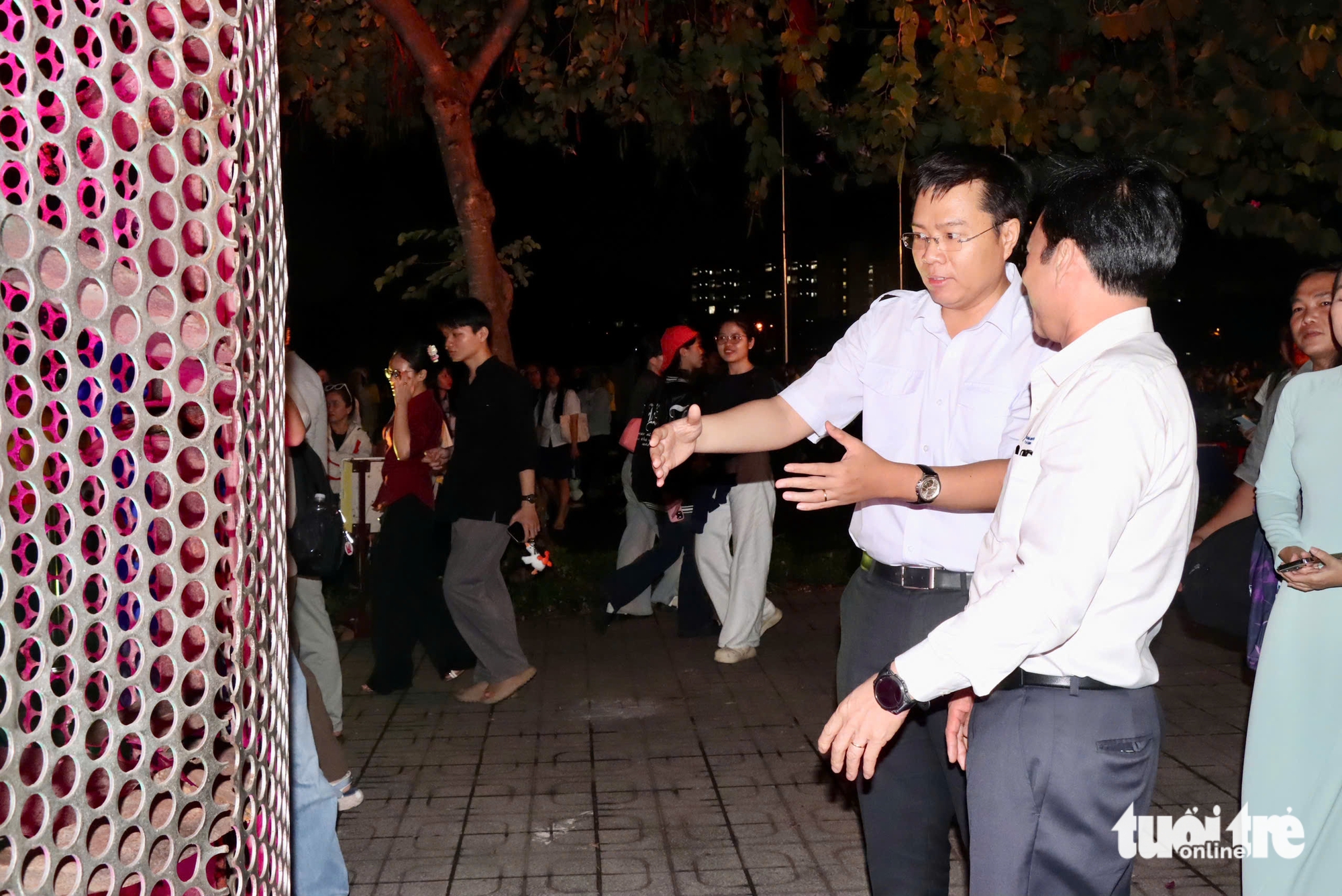 Khi rác 'nở hoa': Triển lãm nghệ thuật từ phế liệu hút sinh viên TP.HCM - Ảnh 3.