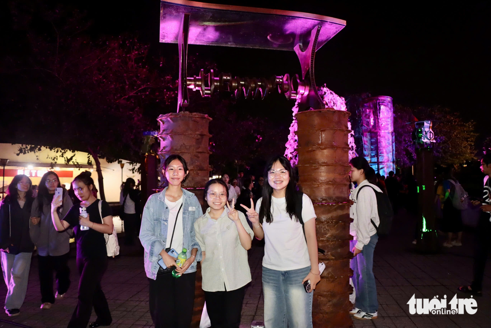 Khi rác 'nở hoa': Triển lãm nghệ thuật từ phế liệu hút sinh viên TP.HCM - Ảnh 7.