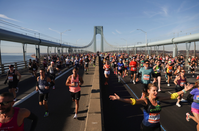 Các runner chạy qua cầu Verrazzano-Narrows Bridge khi thi đấu New York City Marathon tại New York, Mỹ ngày 2/11/2025. Ảnh: AP