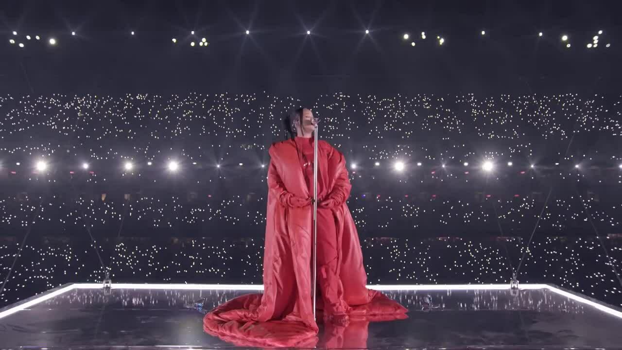 Rihanna biểu diễn bài "Diamonds" năm 2023